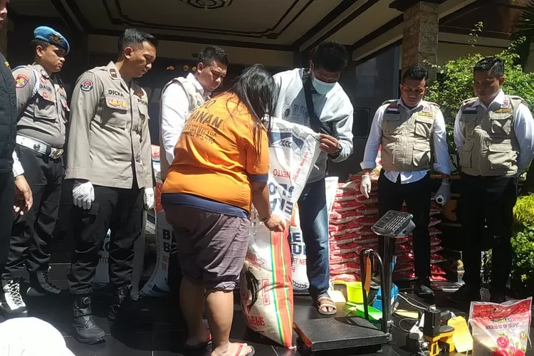 Satreskrim Polres Malang berhasil mengamankan sindikat pengemasan ulang beras bulog menjadi beras premium