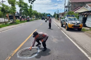 Banyak Jalan Berlubang, dari Kertosono hingga Perbatasan Madiun, Polres Nganjuk Tandai dengan Cat Putih 