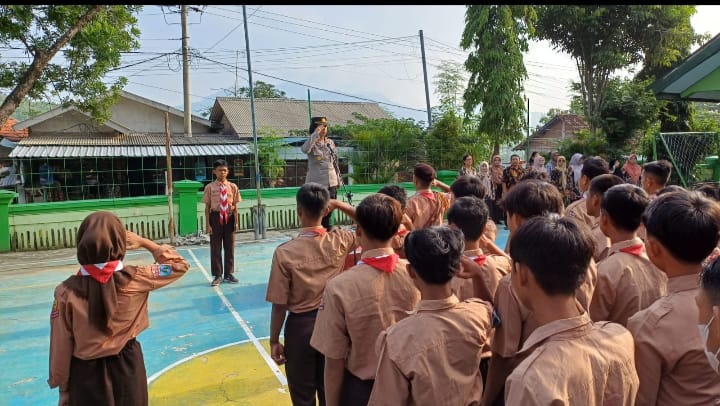 Kapolsek Semen Jadi Pembina Upacara dalam Giat Apel Ikrar Bersama di SMPN 2 Semen, Ini yang Disampaikan  