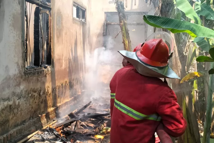 Rumah Milik Lansia Ponorogo Terbakar Nyaris Tak Tersisa, Kerugian Rp 250 Juta, Begini Awalnya