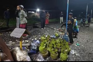 Insiden Kecelakaan KA Dhoho VS Pengendara Tossa di Kaliombo Kota Kediri, Korban Luka Berat  