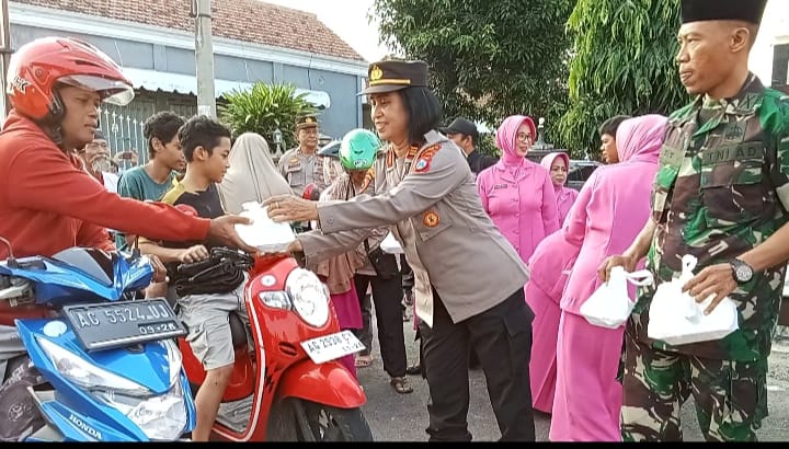 Polsek Semen Polres Kediri Kota Berbagi Takjil, Ini Infonya