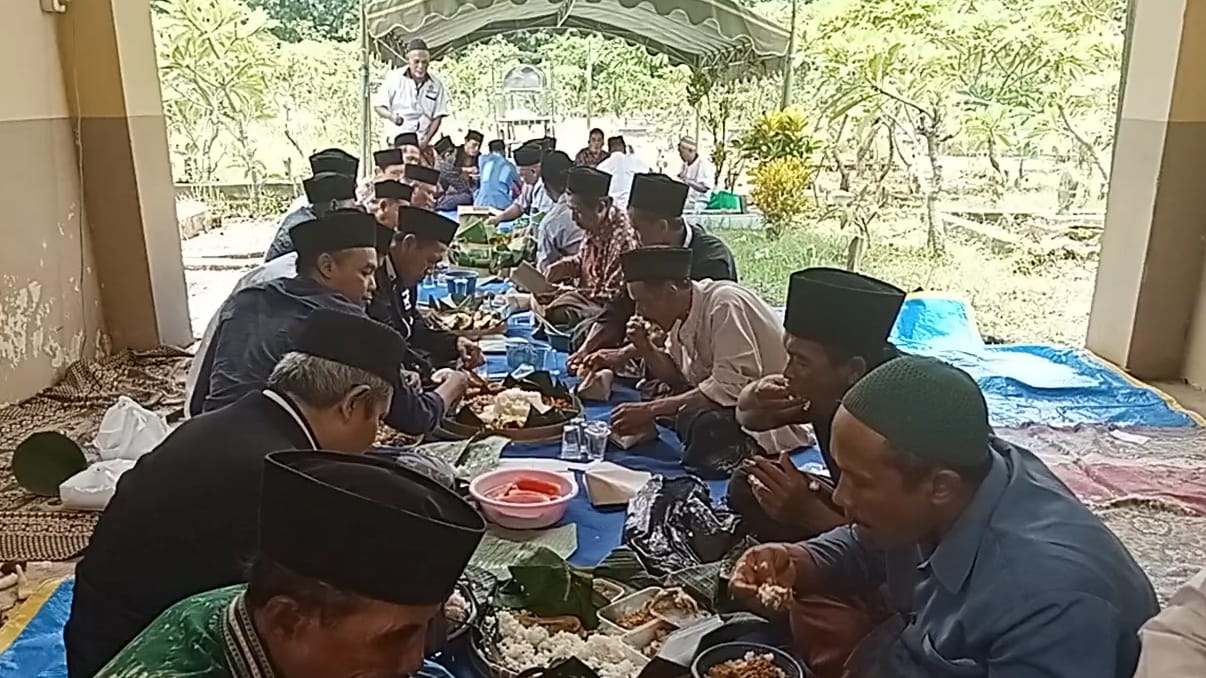 Warga Desa Bulu Kecamatan Semen Kabupaten Kediri Gelar Megengan Kubro