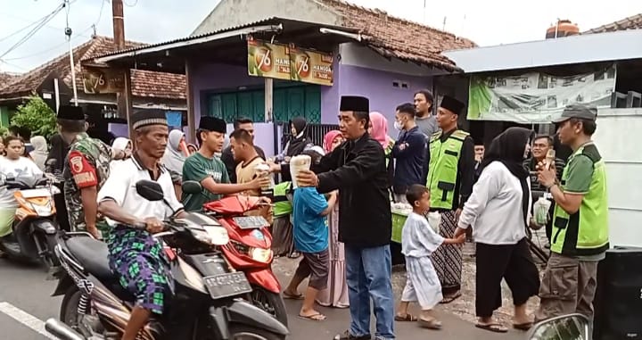 Didukung Pak Lurah, LPMK Kelurahan Tamanan Bagi-bagi Takjil 