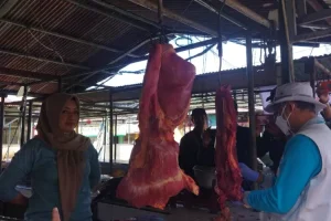 Pedagang Pasar Setono Betek Memperkirakan Harga Daging Akan Naik H-5 Menjelang Lebaran