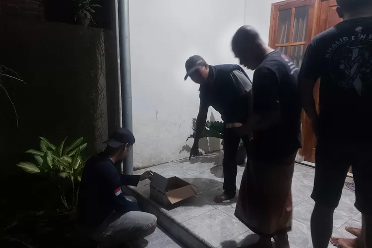 Polisi akhirnya menangkap terduga pelaku membuang bayi laki-laki yang ditemukan di teras rumah seorang warga di Dusun Templek, Desa Gadungan, Kecamatan Puncu