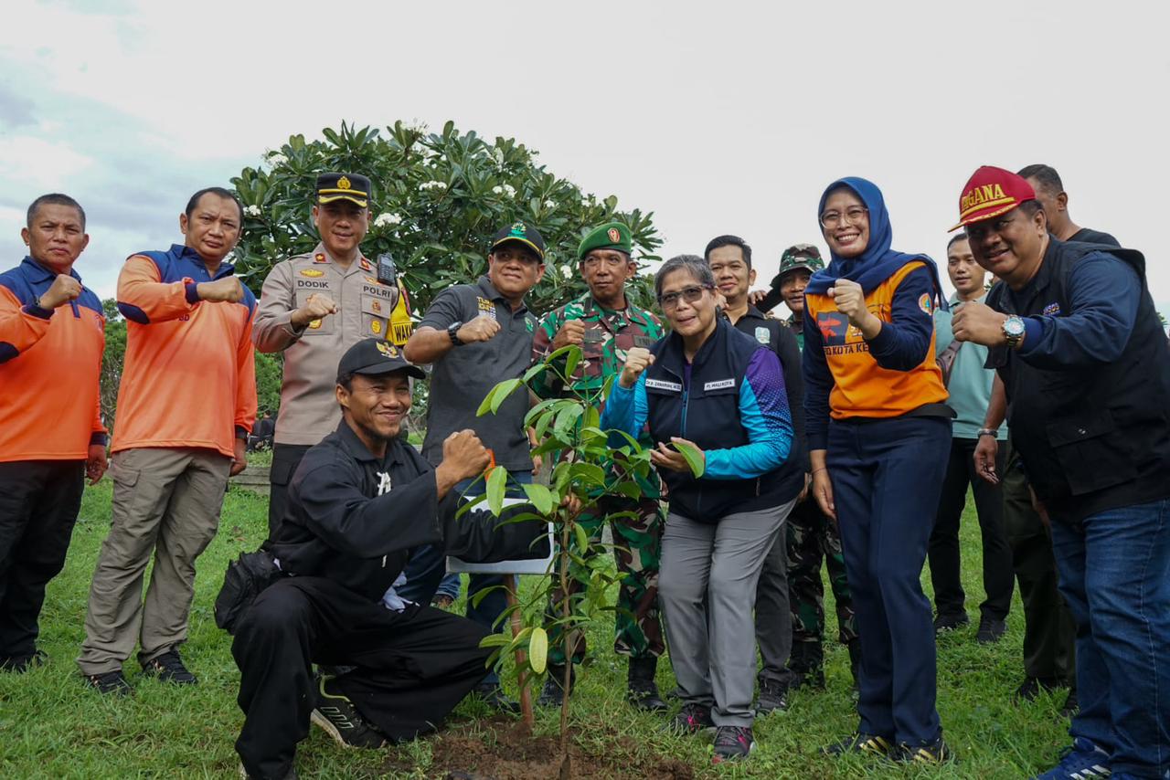 Pj Wali Kota Kediri Tanam Pohon di Kawasan Lingkar Klotok