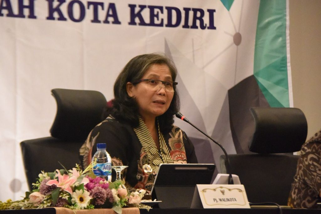 Pj Wali Kota Kediri Zanariah saat pimpin High Level Meeting (HLM) Tim Pengendali Inflasi Daerah (TPID) Kota Kediri tahun 2024 (ist)