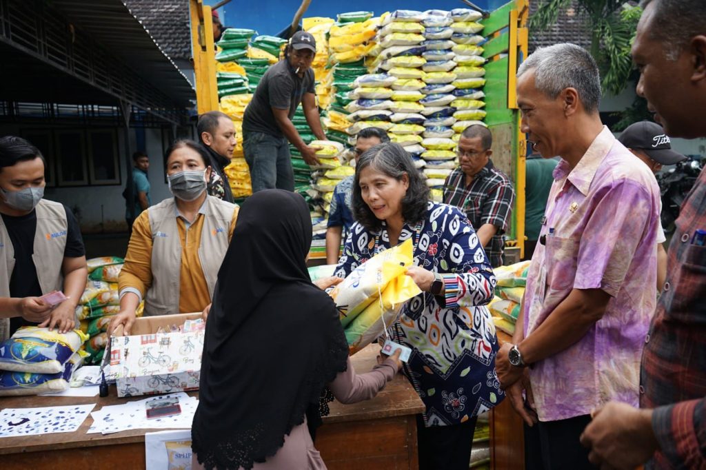 Pj Wali Kota Kediri ikut layani warga dalam agenda Operasi Pasar Beras (ist)