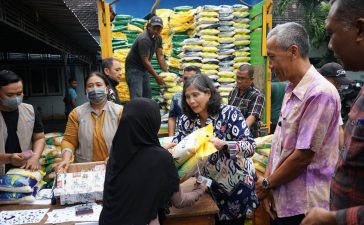 Pj Wali Kota Kediri ikut layani warga dalam agenda Operasi Pasar Beras (ist)