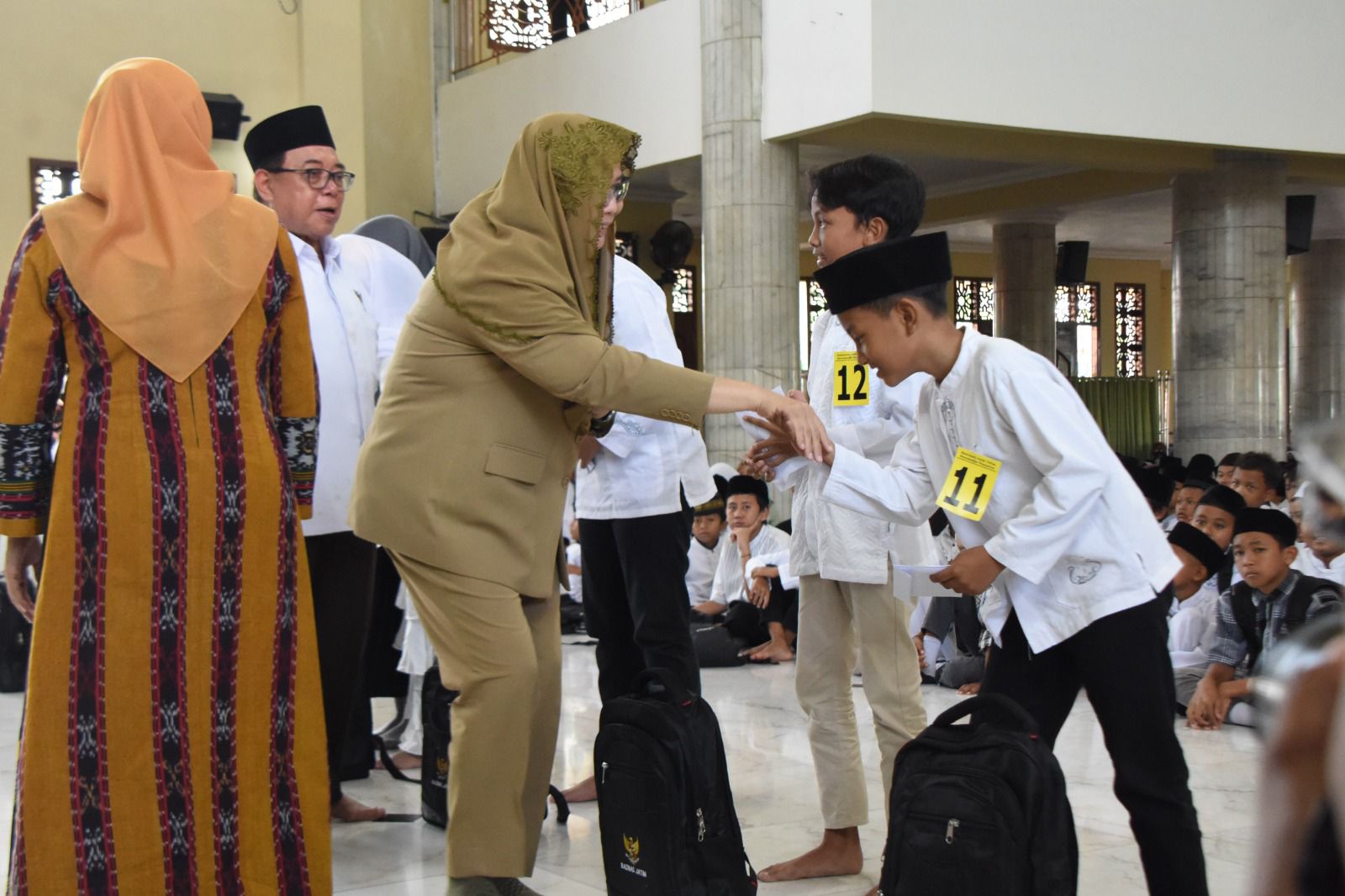 Pj Wali Kota Kediri  Zanariah Dampingi Pj Gubernur Jawa Timur dalam Safari Ramadan 1445 H di Kota Kediri, Secara Simbolis Beri Santunan Anak Yatim