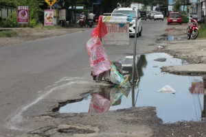 Jelang Lebaran, Ketua DPRD Kabupaten Kediri Desak Perbaikan Jalan Rusak