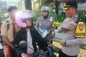 Satlantas Polres Kediri Kota Datangi Pengguna Jalan Saat di Lampu Merah, Ternyata Dikasih Coklat