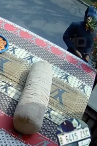 Orang Ini Lebih Memilih Mencuri Guling yang Lagi Dijemur Ketimbang Barang Lainnya, Bikin Geleng Kepala!