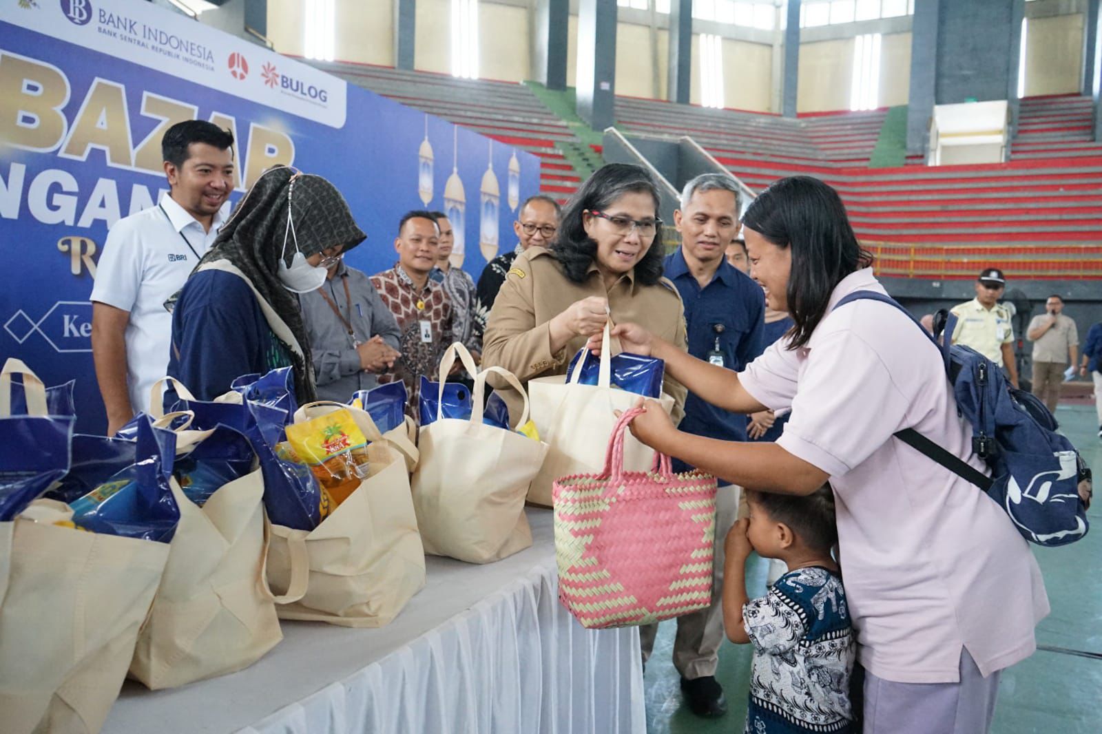 Tinjau Bazar Pangan Murah Ramadan, Pj Wali Kota Kediri Harap Bisa Penuhi Kebutuhan Masyarakat Jelang Idul Fitri 1445 H