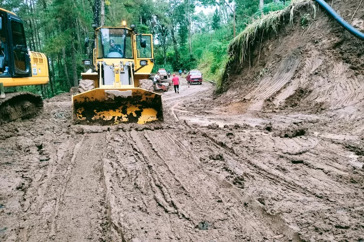 Material Longsor Rampung Dievakuasi, Jalur Trenggalek – Bendungan Sudah Bisa Dilewati