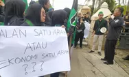 Puluhan Mahasiswa HMI Gelar Demo di Depan Kantor Bupati Ponorogo, Ini yang Dituntut