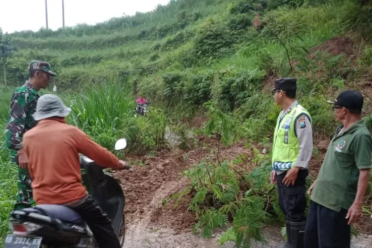 Material Longsor Tutup Akses Jalan Penghubung Dua Dusun di Tulungagung 