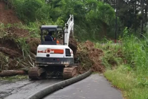 Petugas Gabungan di Trenggalek Bersihkan Material Banjir dan Longsor di 15 Desa di Trenggalek