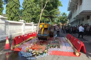 Polres Kediri Kota Musnahkan Ribuan Botol Miras dan Narkoba