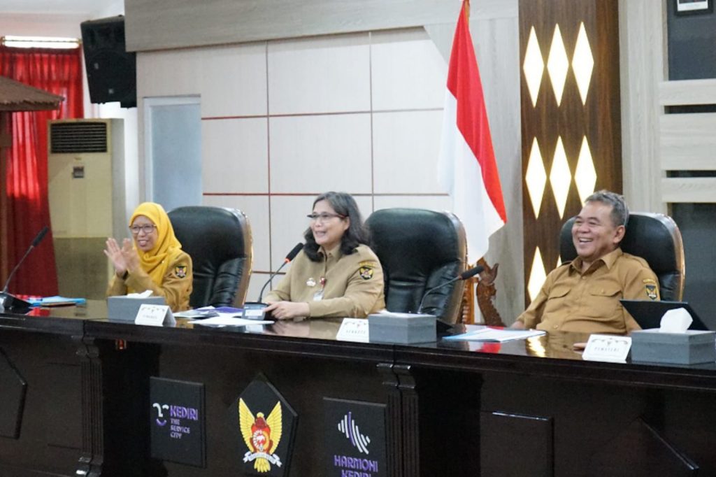 PJ Wali Kota Kediri Zanariah memberikan arahan pada acara Sosialisasi Tata Naskah Dinas