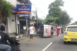 Mobil Ambulan Dinkes Tulungagung Terguling, Bawa 9 Pegawai Puskesmas, Semua Selamat