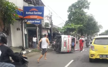 Kondisi ambulan milik Dinkes Tulungagung yang terguling di Jalan Pahlawan usai oleng lantaran diduga sopirnya kelelahan