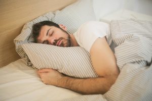 Cara Tidur Nyenyak dan Berkualitas Setelah Seharian Beraktivitas, Bukan Cuma Hindari Kafein Aja Lho! 