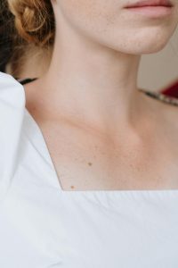 9 Cara Menghilangkan Garis Hitam Pada Leher, Tips Efektif Miliki Kulit Leher Bersih