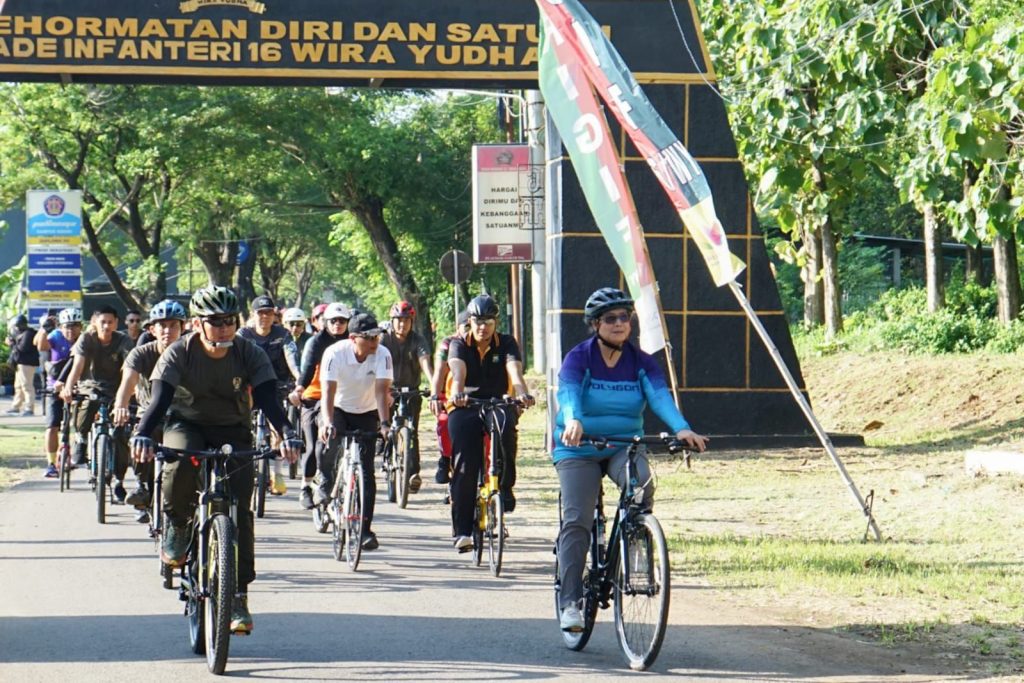 PJ Wali Kota Kediri Zanariah Meriahkan Fun Bike Bersama Forkompimda Plus Dalam HUT ke-17 Brigif 16 Wira Yudha