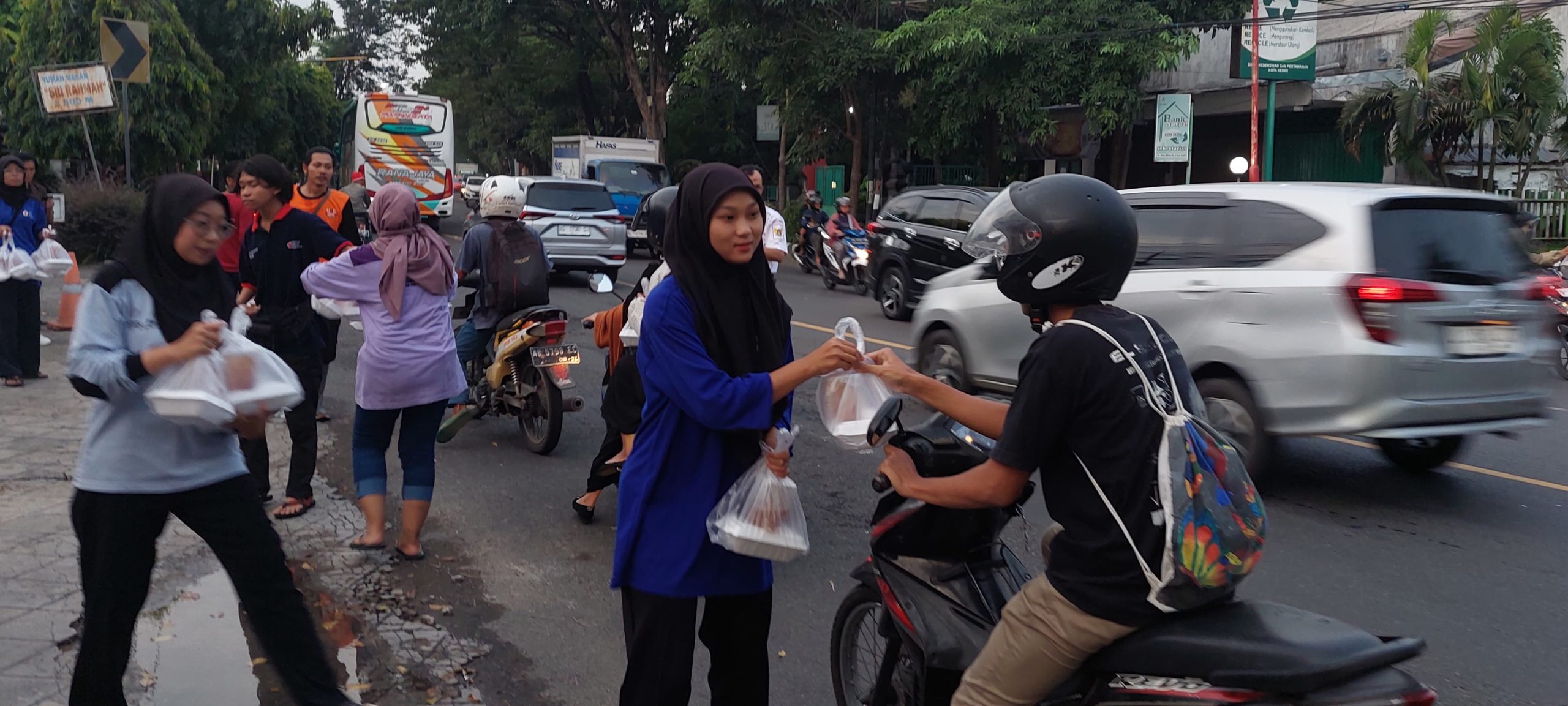 Jaga Tradisi Kebaikan, PMI Kediri Bersama Relawan Bagi-bagi Takjil