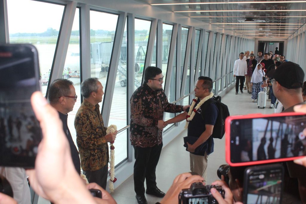 Sambut Pendaratan Pertama Pesawat di Bandara Dhoho Kediri,  Mas Dhito Bilang  Begini