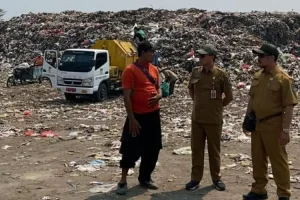 Petugas DLH Kabupaten Kediri Angkut Sampah 9 Ton per Hari dari SLG Selama Lebaran