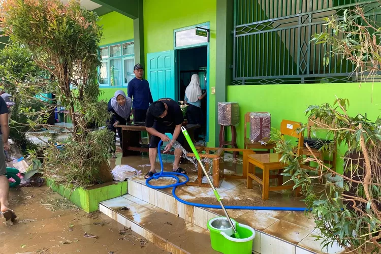 Madrasah Aliyah Nurul Ulum di Munjungan Trenggalek Rusak Diterjang Banjir, Murid Diliburkan