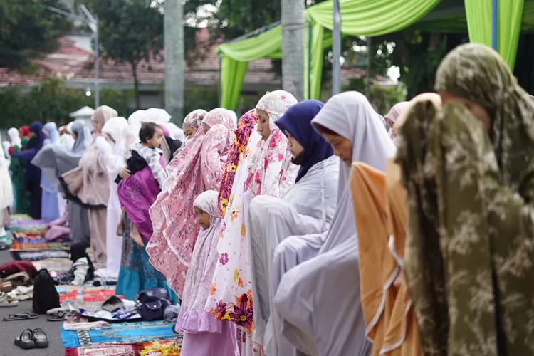 Beri Sambutan Sebelum Sholat Idul Fitri, Pj Wali Kota Kediri Sampaikan Sejumlah Pesan, Salah Satunya Kepedulian pada Sesama 