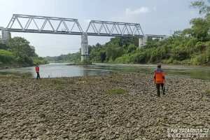 Warga Sanankulon Blitar Nekat Nyeberang Sungai, Amblas Terseret Arus Brantas