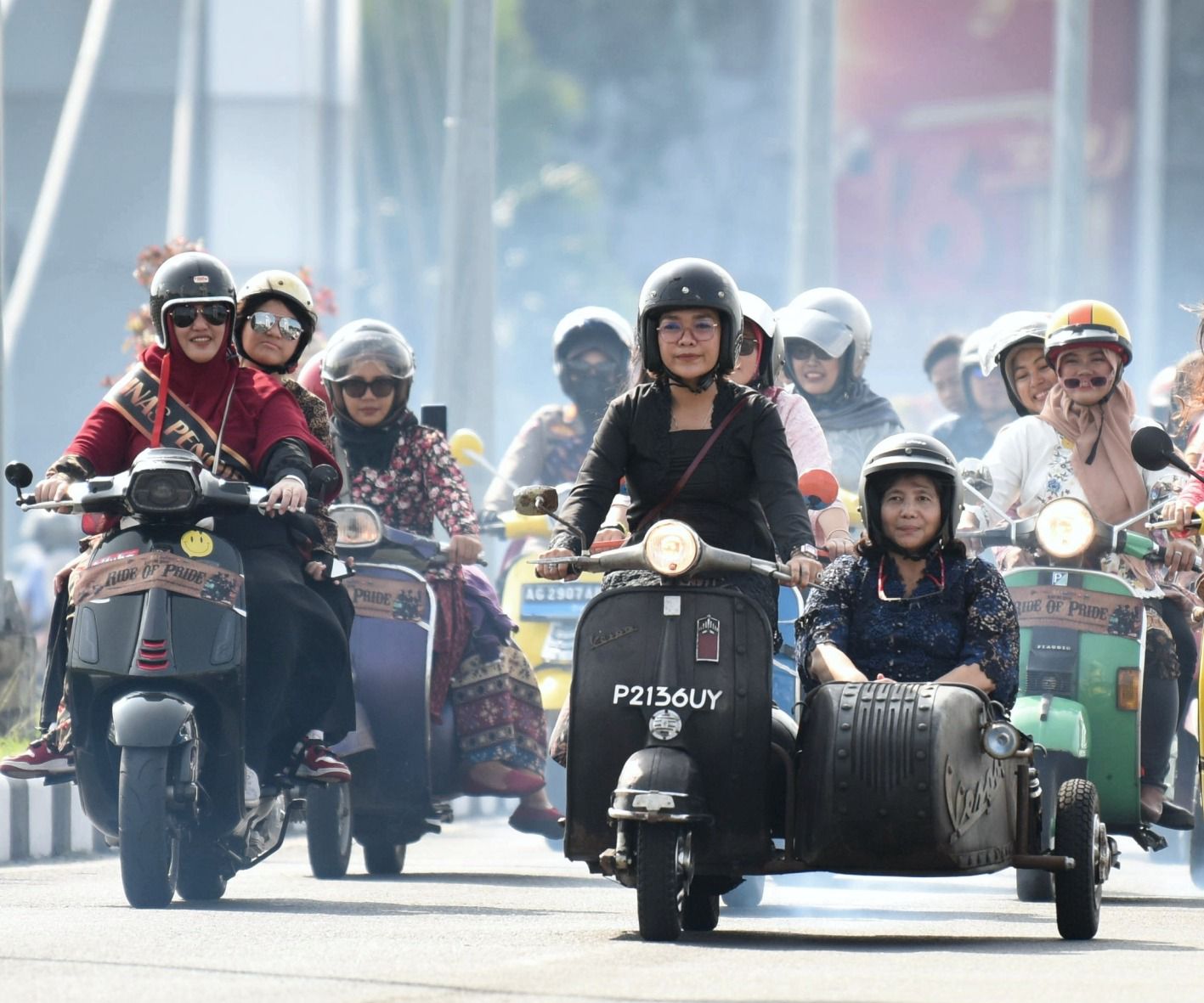 eringati Hari Kartini, PJ Wali Kota Kediri Riding Vespa Bareng Puluhan Perempuan Komunitas Vespa Kediri