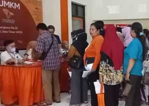 Horee, Ribuan Warga Antre di Kantor Pos Kediri, Terima Bantuan Sosial Berupa Uang Tunai, Ini Infonya