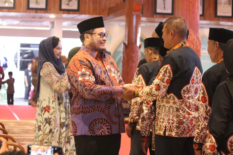 Bupati Kediri Hanindhito Himawan Pramana didampingi Mbak Chica dan Wakil Bupati Kediri Dewi Maria Ulfa bersama masyarakat halalbihalal di Pendopo Panjalu Jayati, Rabu (1/5/2024) siang. (bakti)