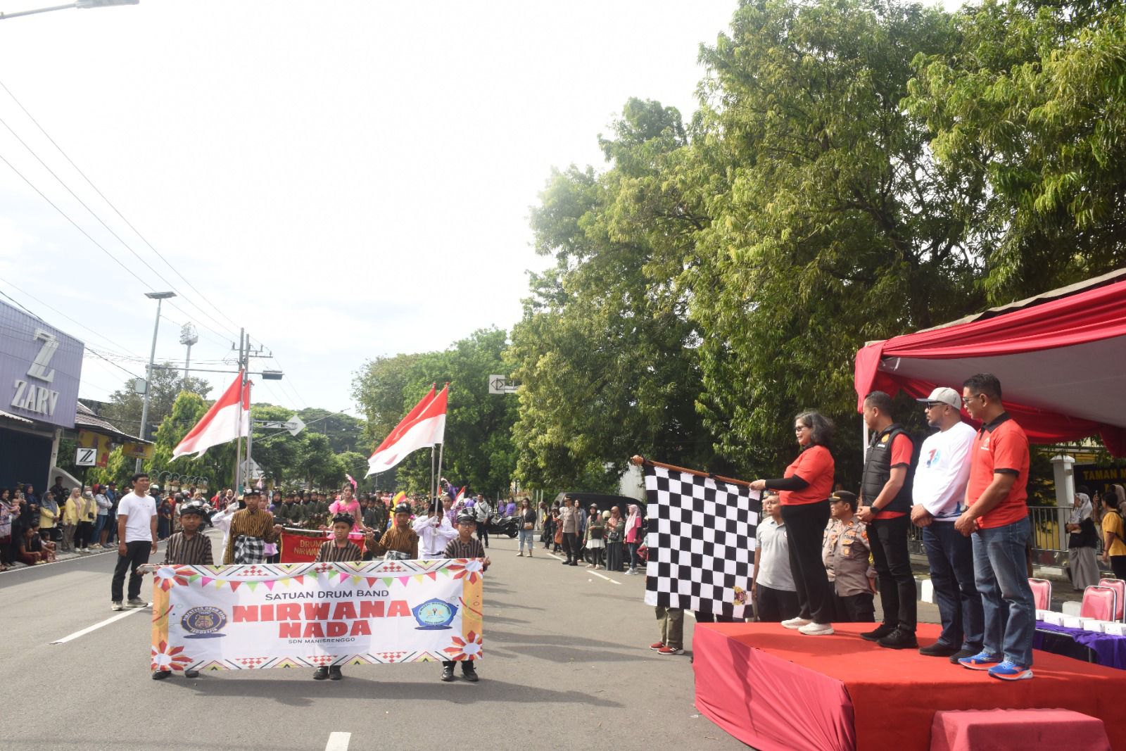 Pj Wali Kota Kediri Berangkatkan Lomba Kirab dan Konser Drumband