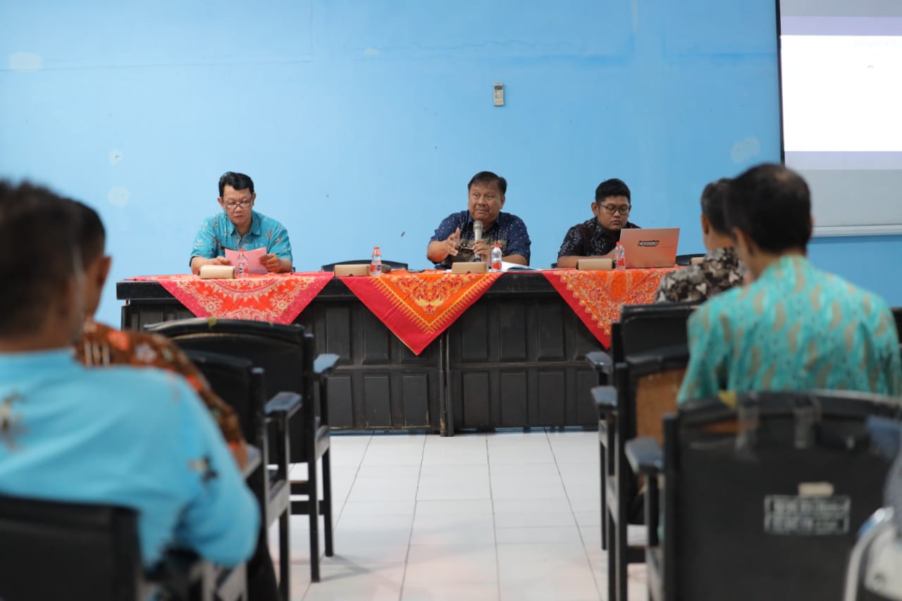 Rapat yang berlangsung di Aula Dinas Sosial Kota Kediri tersebut dihadiri Kasi Kessos dan Trantib Kelurahan se-Kota Kediri