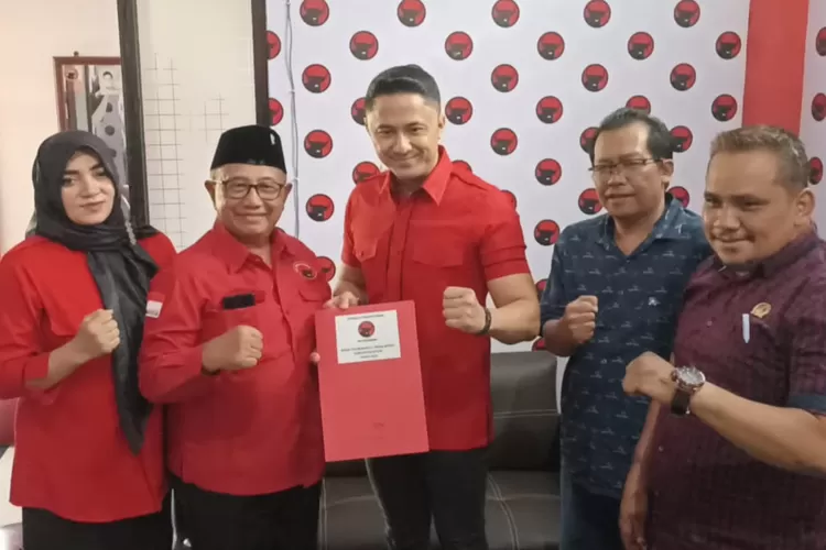 Artis Hengky Kurniawan Coba Peruntungan Daftar Bacabup Blitar, Mendaftar ke PDI Perjuangan