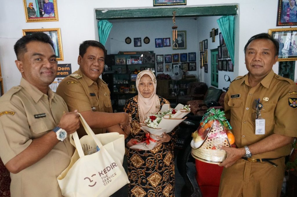 Peringati Hari Kebangkitan Nasional, Pj Wali Kota Kediri Kirimkan Bucket Bunga, Buah dan Sembako bagi Perintis dan Janda Perintis