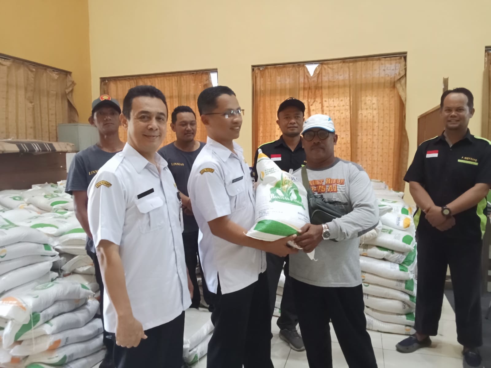 Ribuan Warga Kelurahan Ngronggo Menerima Bantuan Pangan Beras