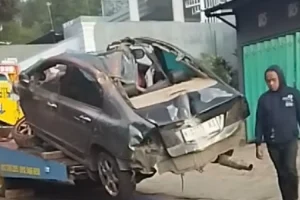 Mobil Honda Seruduk Rumah di Kota Batu, Pengemudinya Perempuan