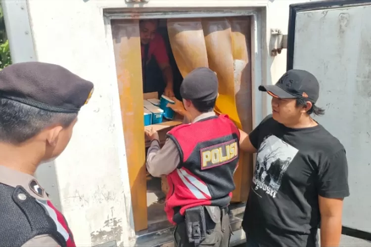 Sat Samapta Polres Blitar Mendadak Hentikan Beberapa Mobil Box, Ini yang Diperiksa