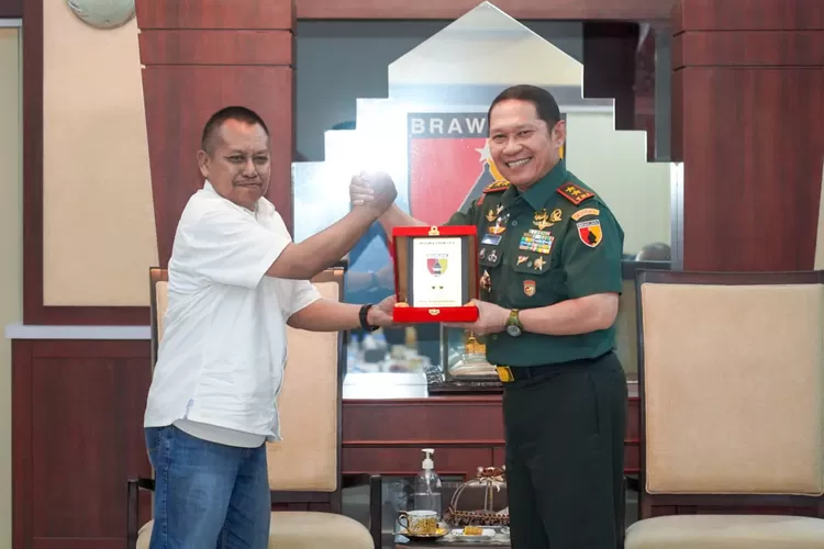 Pangdam Brawijaya Mayjen TNI Rafael Terima Penghargaan Prapanca Award dari PWI Jatim