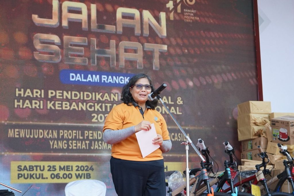 Pj Wali Kota Kediri  Berangkatkan Jalan Sehat Peringati Hari Kebangkitan Nasional dan Hari Pendidikan Nasional