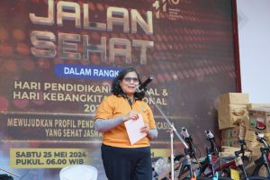 Pj Wali Kota Kediri  Berangkatkan Jalan Sehat Peringati Hari Kebangkitan Nasional dan Hari Pendidikan Nasional