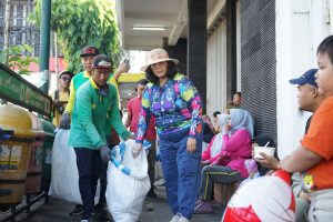 Hadir di Kawasan Car Free Day, Pj Wali Kota Kediri Zanariah Ajak Warga Kelola Sampah